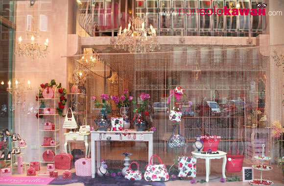 camomilla - vetrina - shopping window - shop window - rose - pois - viola - rosso- bags- borse
