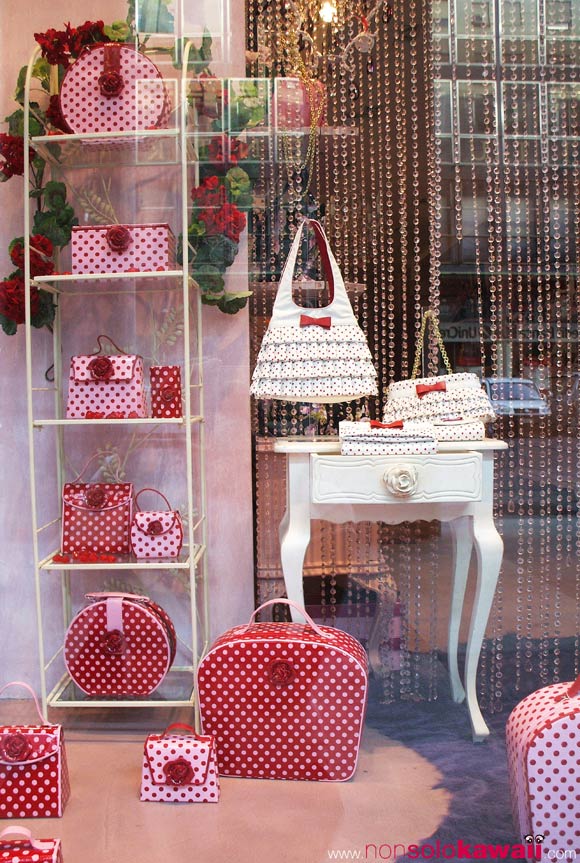 camomilla - vetrina - shopping window - shop window - rose - pois - viola - rosso- bags- borse