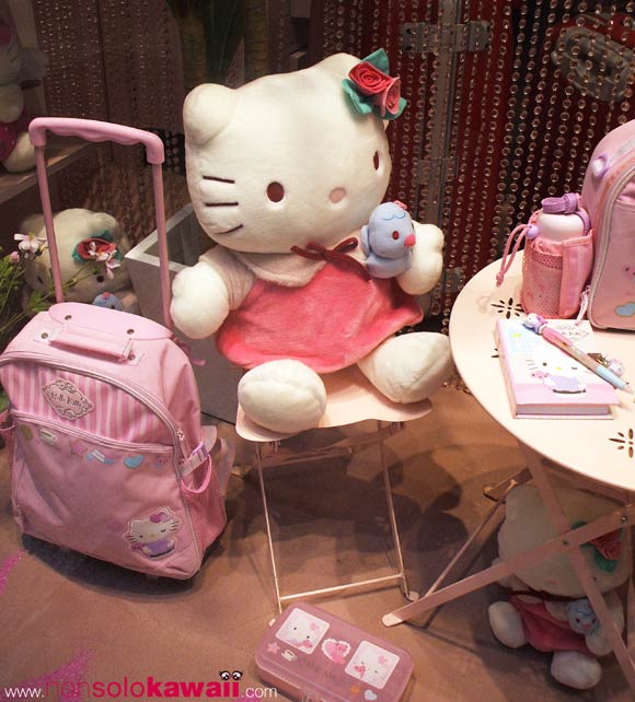 hello kitty - sanrio - shop window - shopping window - pink - bags - borse - zaino - stationery - cartoleria