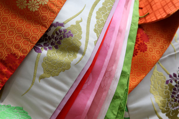 Junihitoe: uno scorcio dei 12 strati di vesti che indossavano le cortigiane del periodo Heian / Junihitoe: a few of the 12 layered robes worn by the Heian period courtiers