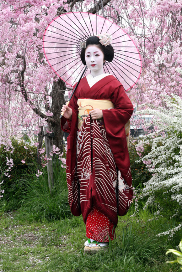 Kyoto, una maiko solleva il suo kimono susohiki e mostra il suo hiyoku / Kyoto, a maiko raises her susohiki kimono and shows her hiyoku