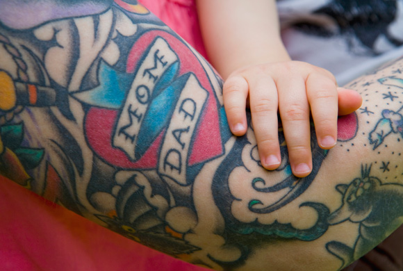 Mom & Dad tattoo with a hand of a children - Tatuaggio Mamma & Papà con la mano di un bambino © Thinkstock