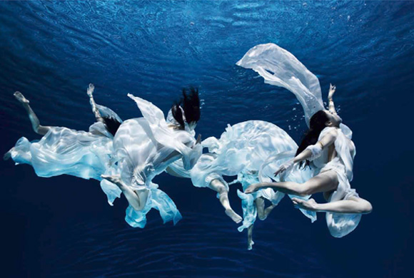 Dancers with white dresses in the water - Ballerine con abiti bianchi nell'acqua © Getty Images