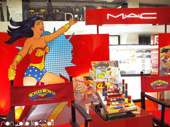stand e prodotti MAC Wonder Woman al podium La Rinascente