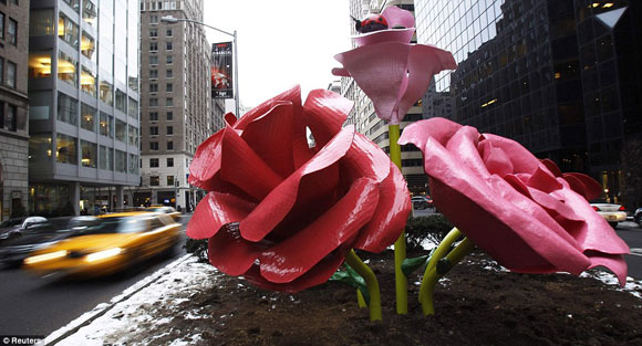 Will Ryman, The Rose, Giant Installation and Sculpture - La Rosa, Installazione e Scultura Gigante