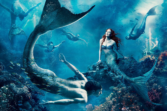 Annie Leibovitz for Disney: Julienne Moore and Michael Phelps as Ariel and a mermaid from The Little Mermaid / Annie Leibovitz per Disney: Julienne Moore e Michael Phelps sono Ariel e un sirenetto da La Sirenetta