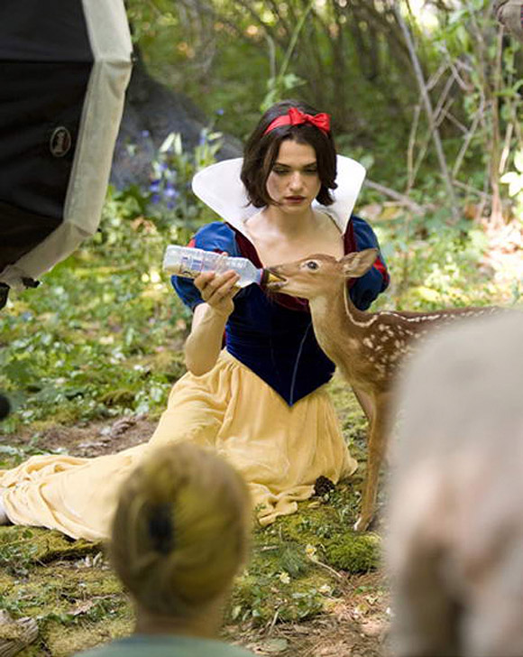 Annie Leibovitz for Disney: Rachel Weisz as Snow White / Annie Leibovitz per Disney: Rachel Weisz è Biancaneve