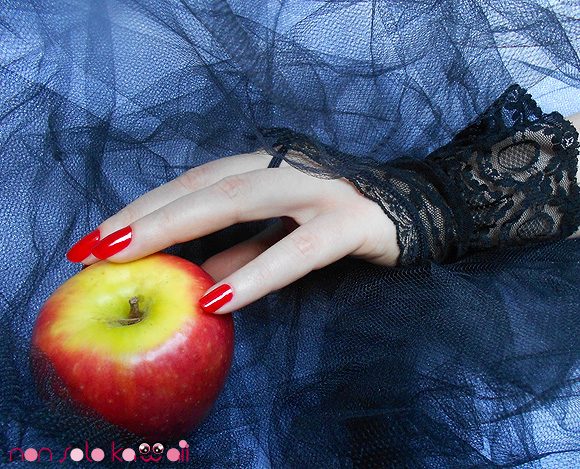 non solo Kawaii - Make Me Sin, Nails Orly Holiday Soireé Ma Chérie, vampire with red nails and red apples - vampiro con mela e unghie rosse