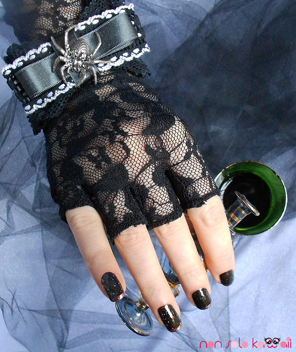 non solo Kawaii - Please Take a Drink, Nails Orly Holiday Soireé Androgynie and Ingenue, witch making a spell - strega che prepara un incantesimo