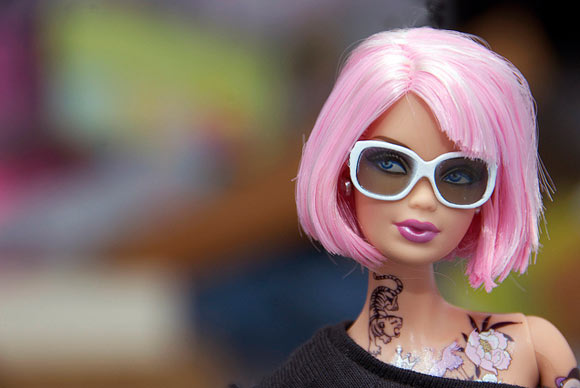 Tokidoki Barbie Doll with tattoo and pink hair, bambola tatuata