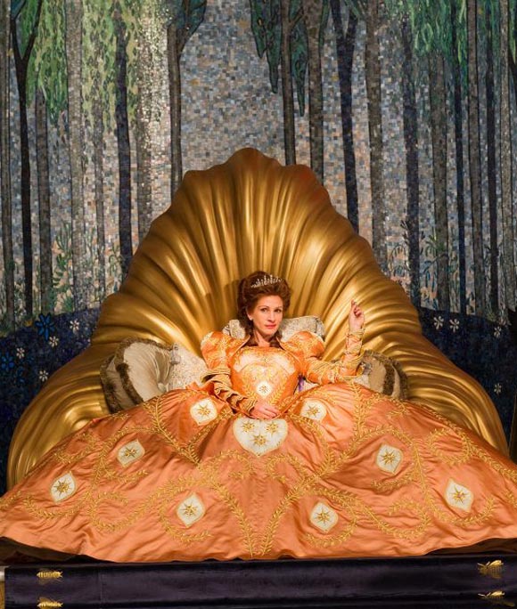 Snow White movie Mirror Mirror, Evil Queen Julia Roberts gold dress