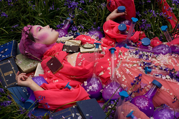 Kirsty Mitchell - 28......... - Ragazza con veli rossi e ampolle viola - Girl with red veils and purple bottles