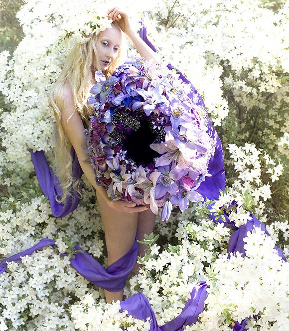 Kirsty Mitchell - 33 .......... - ninfa tra fiori bianchi e viola - nynph among purple and white flowers